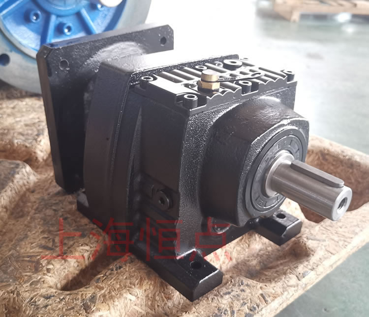 R37系列減速機的實物照片，輸入配伺服電機