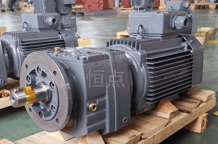 RF47系列減速機配直聯電機，立式安裝 輸出法蘭+軸 實物圖