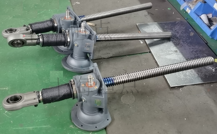 SWLD10升降機配關節軸承，配軟防護罩的實物圖